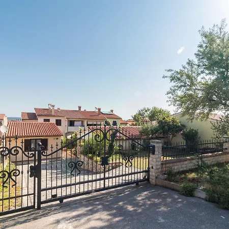 Garden Escape Zupanic Daire